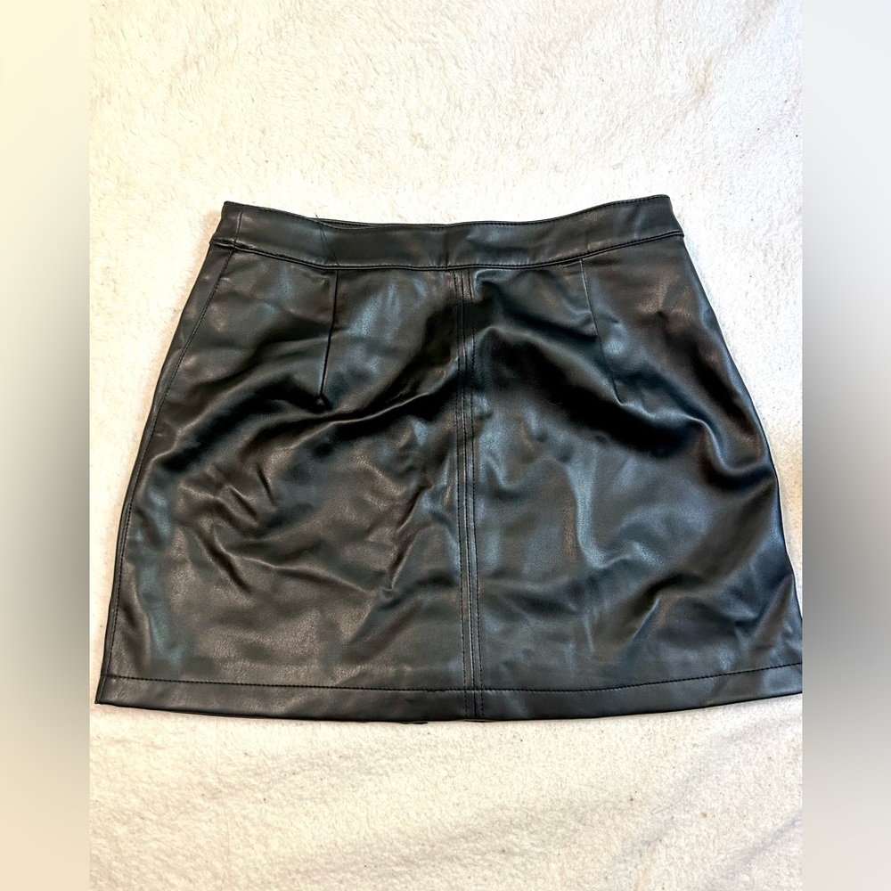Black faux leather skirt - Picture 3 of 4